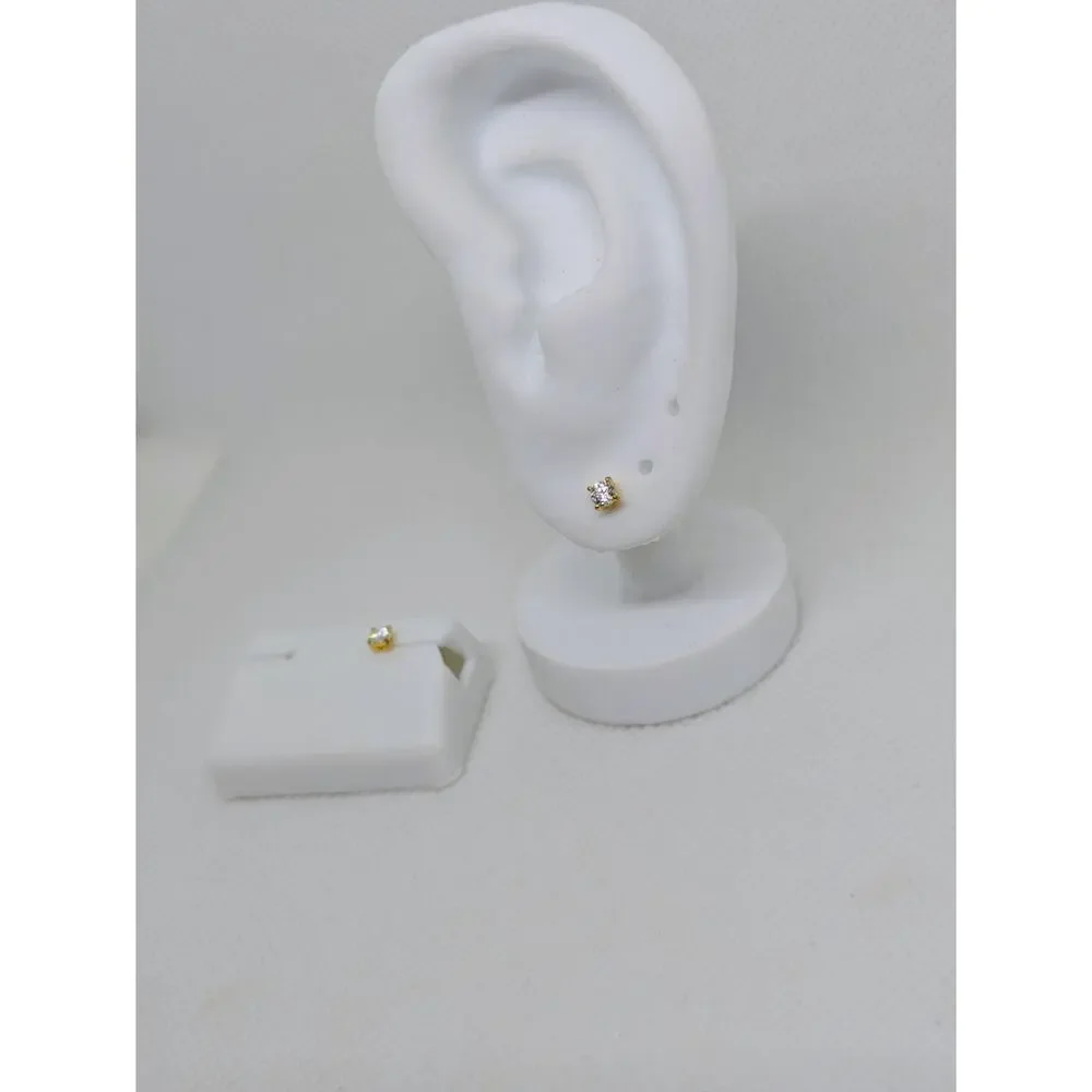 Brand new with tag unisex 0.25ctw Moissanite pushback stud earrings.